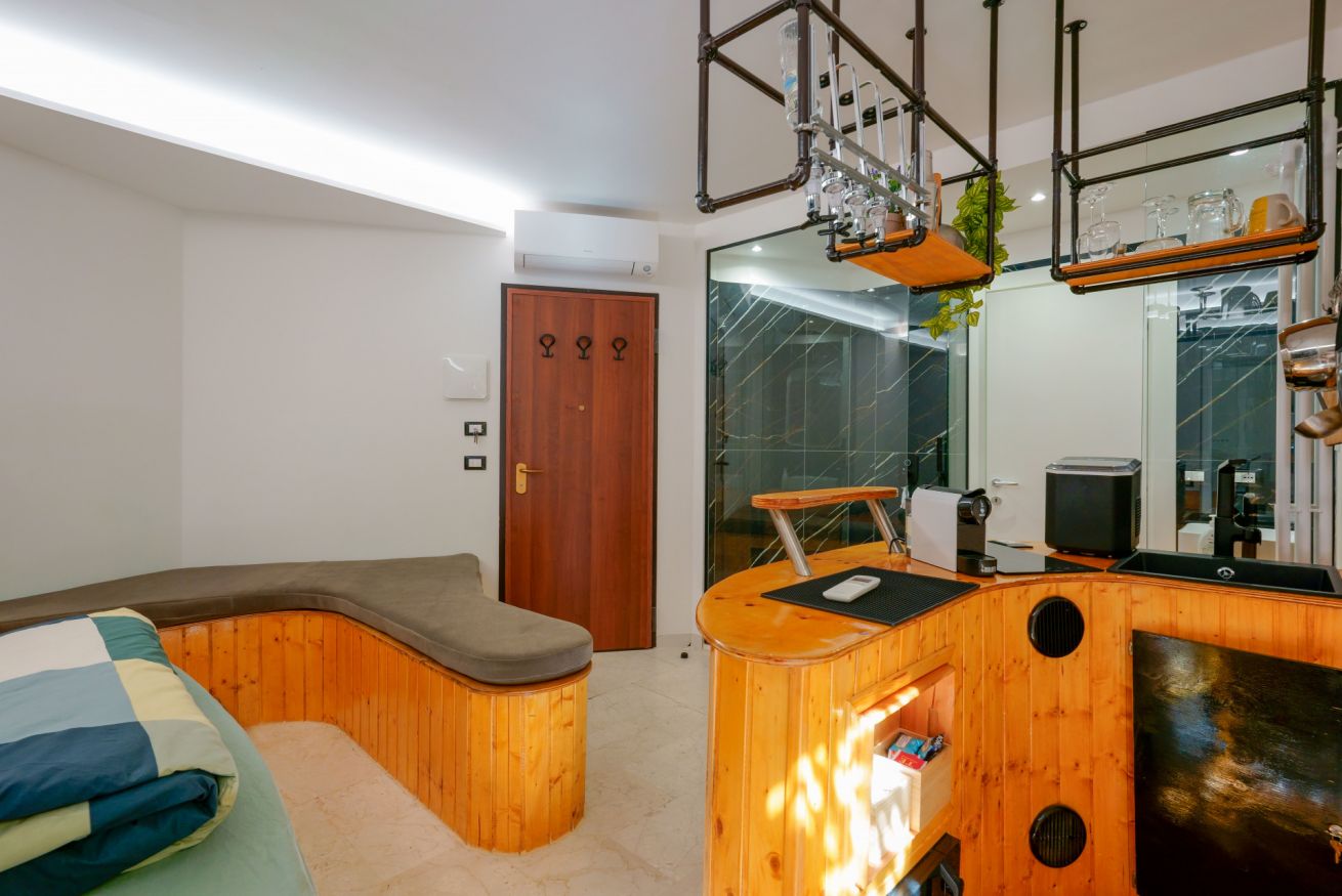 Spazio gioco caratteristico con arredi in legno naturale e dettagli in arancio, perfetto per famiglie che desiderano comfort e intrattenimento.