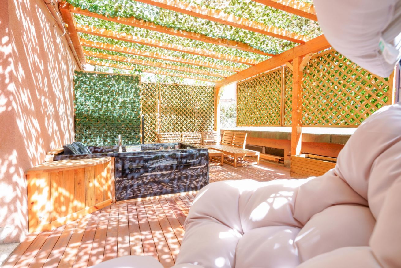 Una terrazza privata all'ombra, circondata dal verde, con comodi sedili e una vista riservata: il vostro angolo di tranquillità.