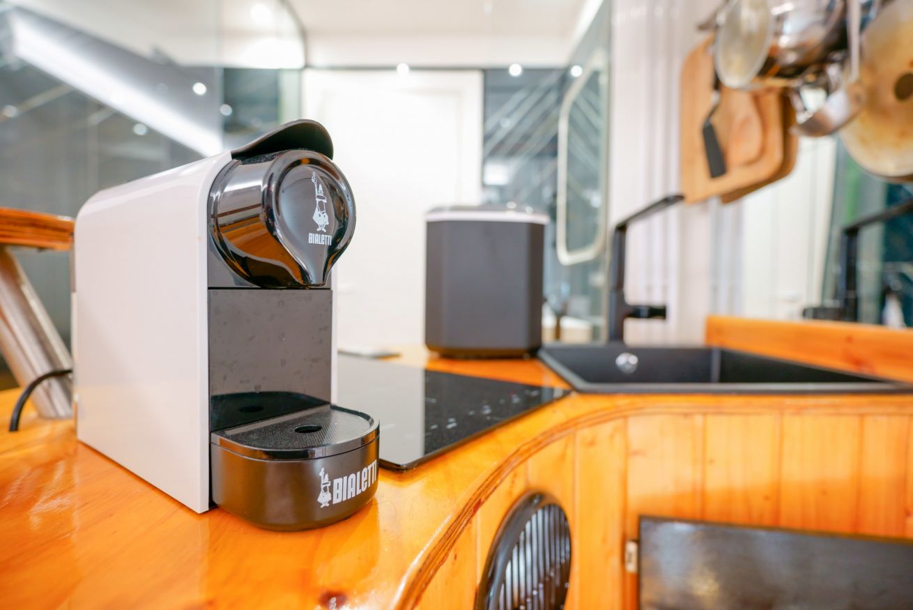 Una moderna macchina per caffè espresso accoglie gli ospiti nella Camera Deluxe, dettaglio di comfort e raffinatezza per iniziare la giornata.