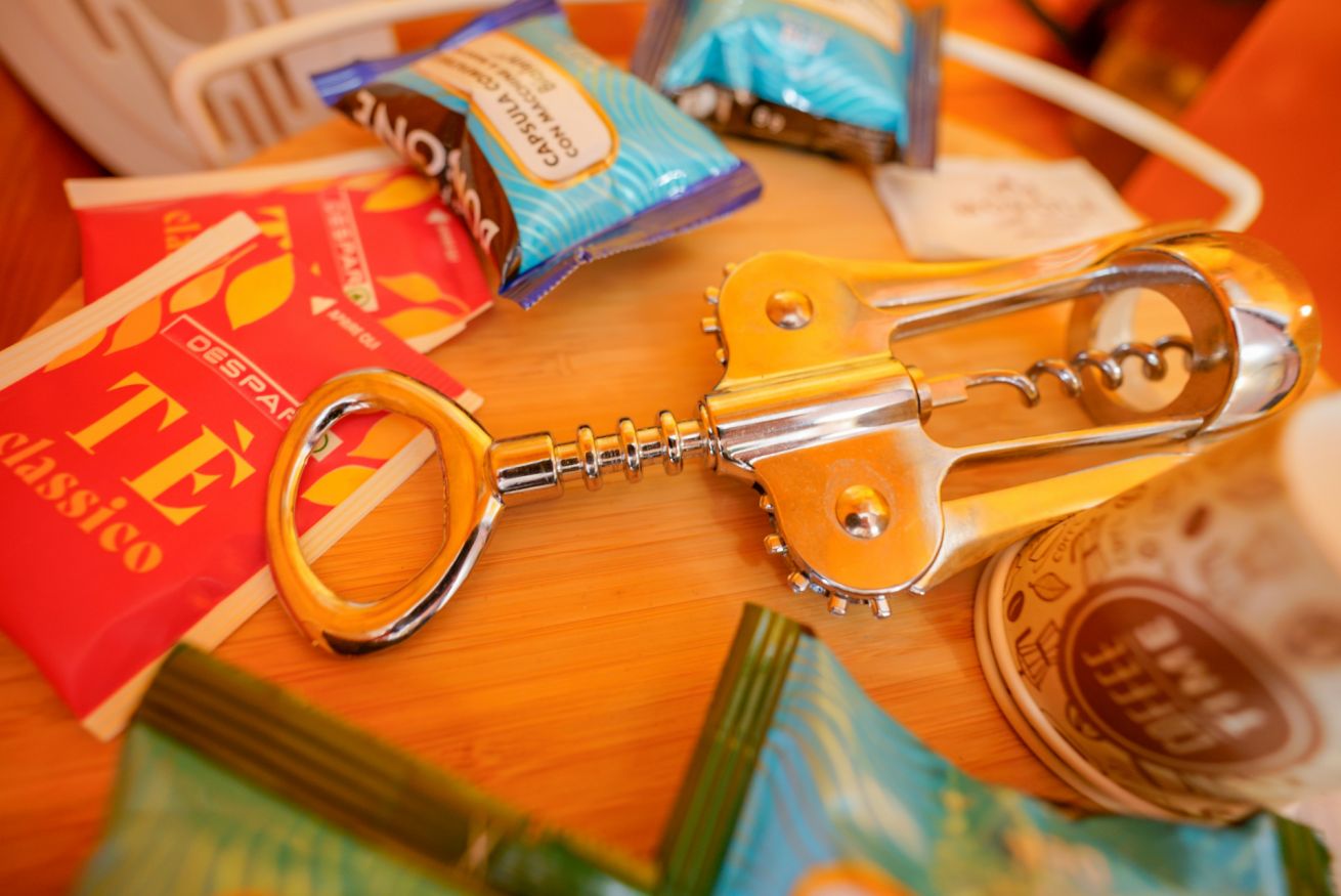 Welcome to your room: your keys await you on a welcoming table surrounded by details that make your stay comfortable and memorable.