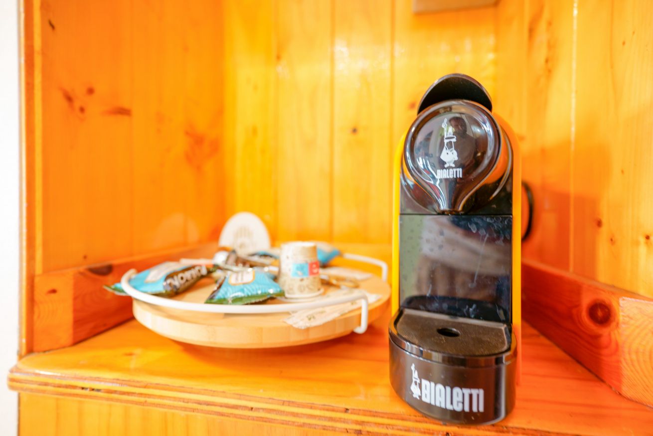 In the Amendola 17 Single Room, a warm and welcoming space with functional details: a coffee machine always within reach and a comfortable breakfast table.