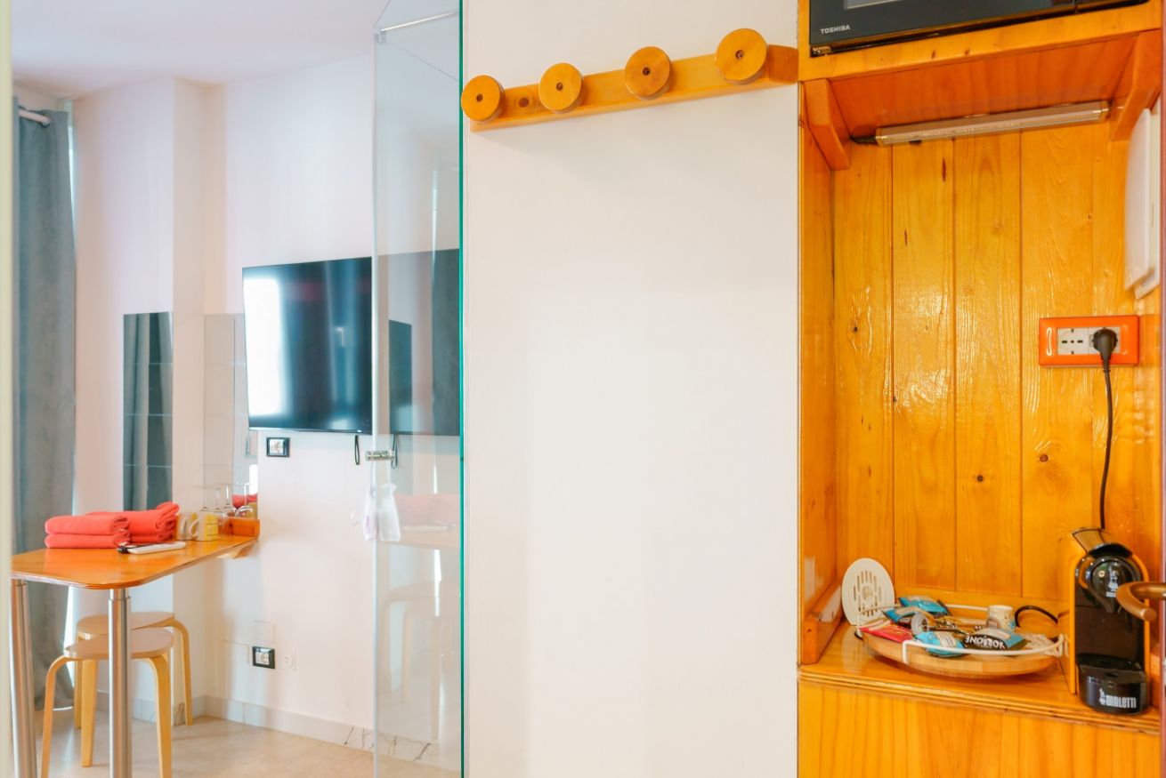 Welcoming room with modern private bathroom, warm wood details, and thoughtfully organized spaces for a comfortable stay.