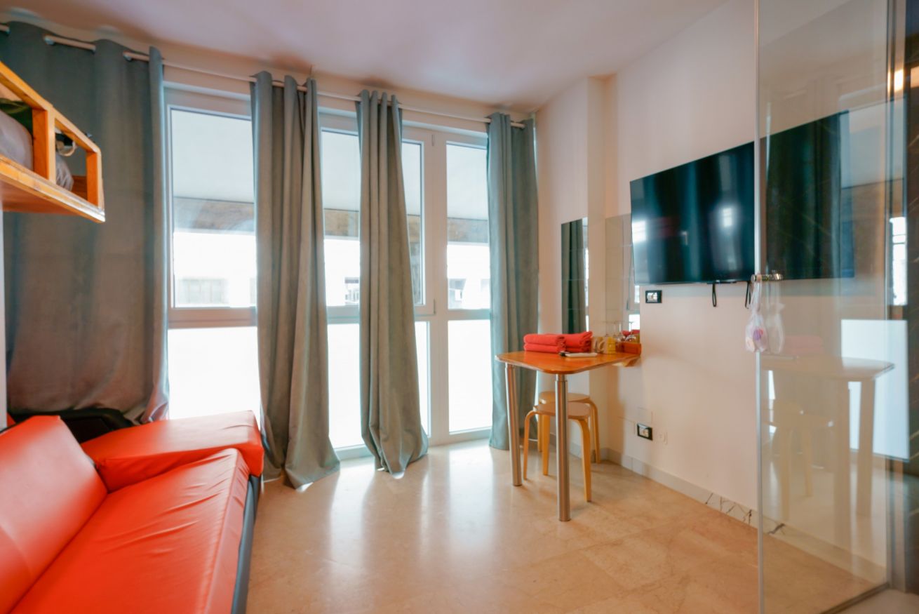 Luminosa camera con ampi affacci, arredamento moderno e spazi ben organizzati: il luogo ideale per un soggiorno confortevole nel cuore della città.